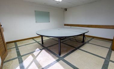 Vendo oficina de gran tamaño en 3 pisos en el centro, piso alto.