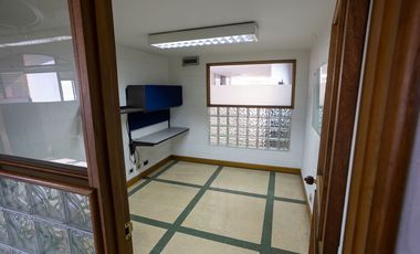 Vendo oficina de gran tamaño en 3 pisos en el centro, piso alto.