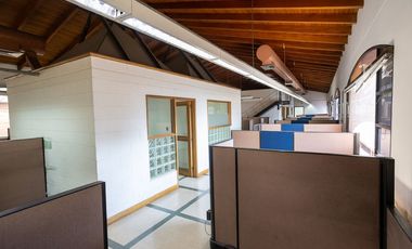 Vendo oficina de gran tamaño en 3 pisos en el centro, piso alto.