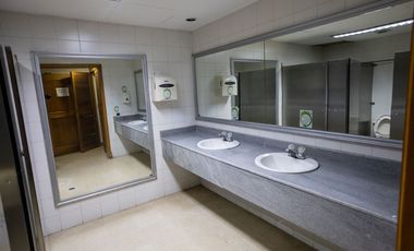 Vendo oficina de gran tamaño en 3 pisos en el centro, piso alto.