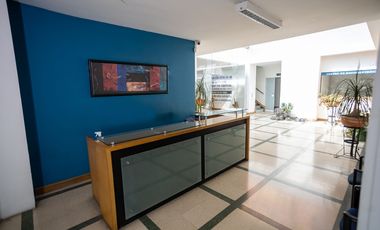 Vendo oficina de gran tamaño en 3 pisos en el centro, piso alto.