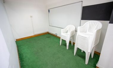 Vendo oficina de gran tamaño en 3 pisos en el centro, piso alto.