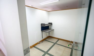 Vendo oficina de gran tamaño en 3 pisos en el centro, piso alto.