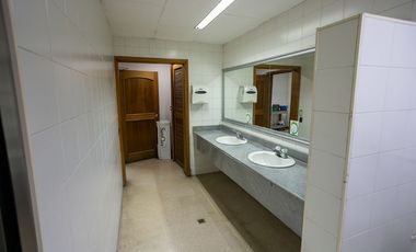 Vendo oficina de gran tamaño en 3 pisos en el centro, piso alto.