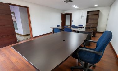 Vendo oficina de gran tamaño en 3 pisos en el centro, piso alto.