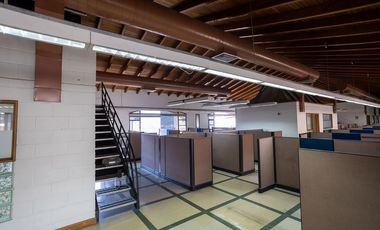 Vendo oficina de gran tamaño en 3 pisos en el centro, piso alto.