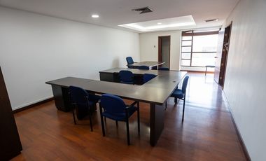 Vendo oficina de gran tamaño en 3 pisos en el centro, piso alto.