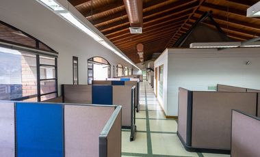 Vendo oficina de gran tamaño en 3 pisos en el centro, piso alto.