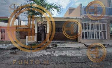 Casa en Venta en la Col. Las Brisas a 15 min. del Malecón del Puerto de Veracruz.