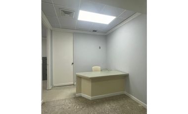 SE VENDE OFICINA 95M EN PH COMOSA OBARRIO CON DIVISION Y AIRE CENTRAL