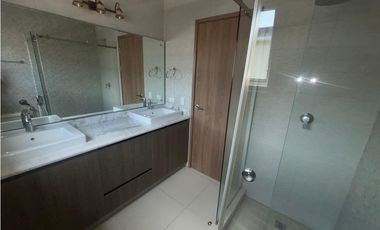 SE VENDE CASA EN CONDADO DEL REY PH ALTOS DEL PARQUE DE 3 HABITACION