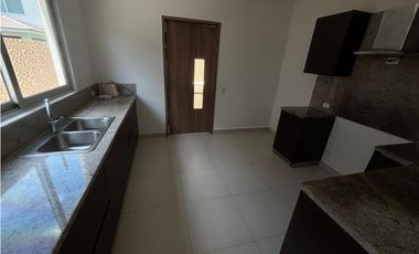 SE VENDE CASA EN CONDADO DEL REY PH ALTOS DEL PARQUE DE 3 HABITACION