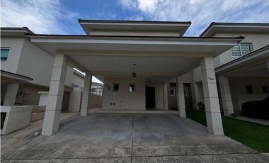 SE VENDE CASA EN CONDADO DEL REY PH ALTOS DEL PARQUE DE 3 HABITACION