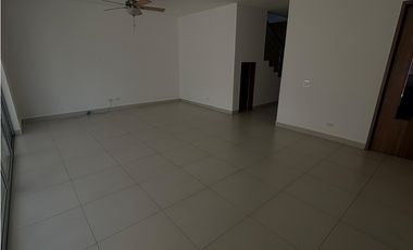 SE VENDE CASA EN CONDADO DEL REY PH ALTOS DEL PARQUE DE 3 HABITACION