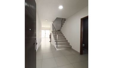 SE VENDE CASA EN CONDADO DEL REY PH ALTOS DEL PARQUE DE 3 HABITACION