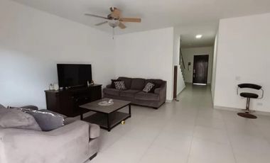 SE VENDE CASA EN CONDADO DEL REY PH ALTOS DEL PARQUE DE 3 HABITACION