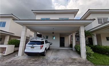 SE VENDE CASA EN CONDADO DEL REY PH ALTOS DEL PARQUE DE 3 HABITACION