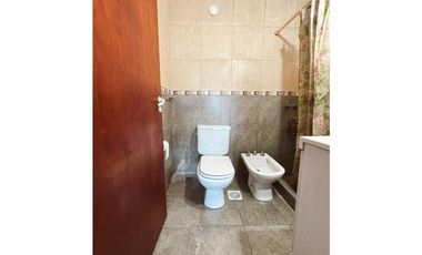 Venta casa 5 dormitorios, patio y cochera Zona escuela Hogar.