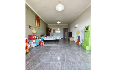 Venta casa 5 dormitorios, patio y cochera Zona escuela Hogar.