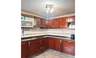 Venta casa 5 dormitorios, patio y cochera Zona escuela Hogar.