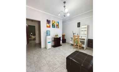 Venta casa 5 dormitorios, patio y cochera Zona escuela Hogar.