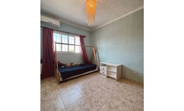 Venta casa 5 dormitorios, patio y cochera Zona escuela Hogar.