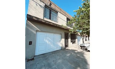 Venta casa 5 dormitorios, patio y cochera Zona escuela Hogar.