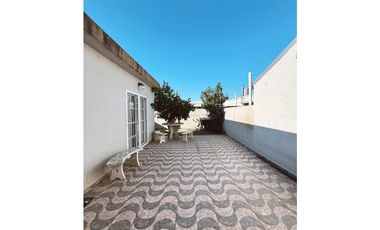 Venta casa 5 dormitorios, patio y cochera Zona escuela Hogar.