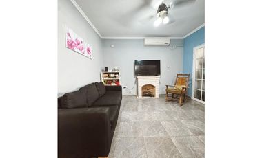 Venta casa 5 dormitorios, patio y cochera Zona escuela Hogar.