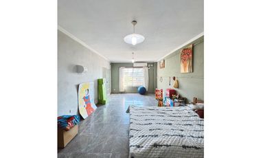 Venta casa 5 dormitorios, patio y cochera Zona escuela Hogar.