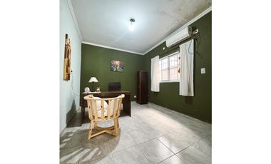 Venta casa 5 dormitorios, patio y cochera Zona escuela Hogar.