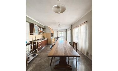 Venta casa 5 dormitorios, patio y cochera Zona escuela Hogar.