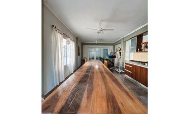 Venta casa 5 dormitorios, patio y cochera Zona escuela Hogar.