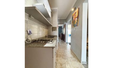 Venta casa 5 dormitorios, patio y cochera Zona escuela Hogar.