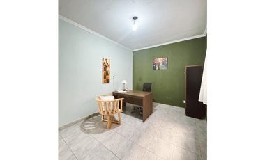 Venta casa 5 dormitorios, patio y cochera Zona escuela Hogar.