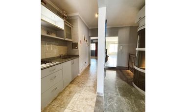 Venta casa 5 dormitorios, patio y cochera Zona escuela Hogar.