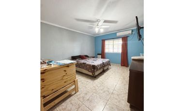 Venta casa 5 dormitorios, patio y cochera Zona escuela Hogar.