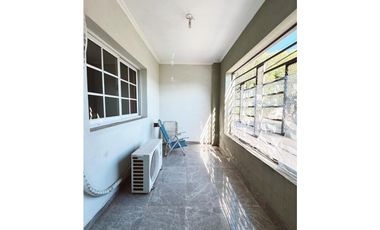 Venta casa 5 dormitorios, patio y cochera Zona escuela Hogar.