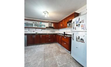 Venta casa 5 dormitorios, patio y cochera Zona escuela Hogar.