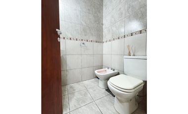 Venta casa 5 dormitorios, patio y cochera Zona escuela Hogar.