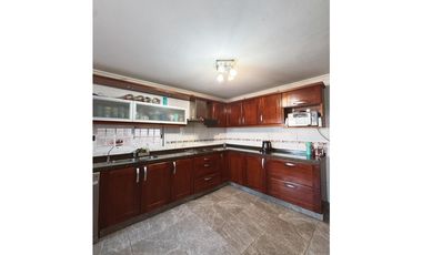 Venta casa 5 dormitorios, patio y cochera Zona escuela Hogar.