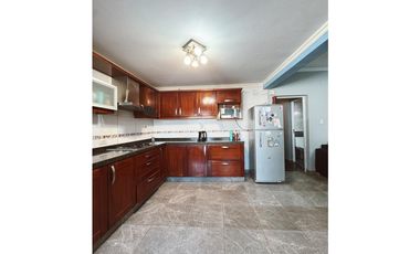 Venta casa 5 dormitorios, patio y cochera Zona escuela Hogar.