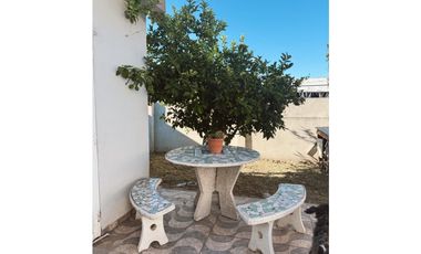 Venta casa 5 dormitorios, patio y cochera Zona escuela Hogar.