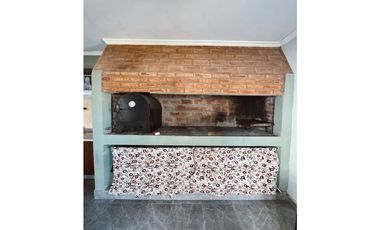 Venta casa 5 dormitorios, patio y cochera Zona escuela Hogar.