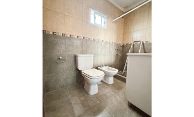 Venta casa 5 dormitorios, patio y cochera Zona escuela Hogar.