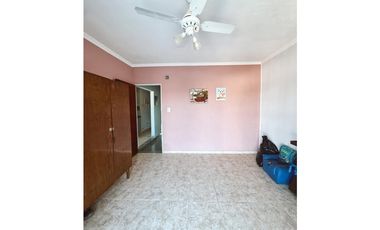 Venta casa 5 dormitorios, patio y cochera Zona escuela Hogar.