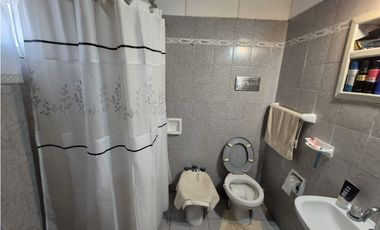 VENTA DE TRES CASAS EN BLOCK EN BARRIO SAN CAYETANO