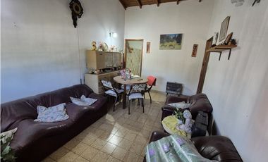 VENTA DE TRES CASAS EN BLOCK EN BARRIO SAN CAYETANO