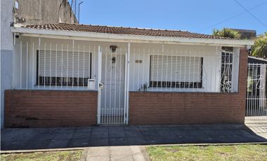 VENTA DE TRES CASAS EN BLOCK EN BARRIO SAN CAYETANO