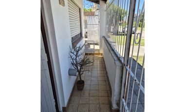 VENTA DE TRES CASAS EN BLOCK EN BARRIO SAN CAYETANO